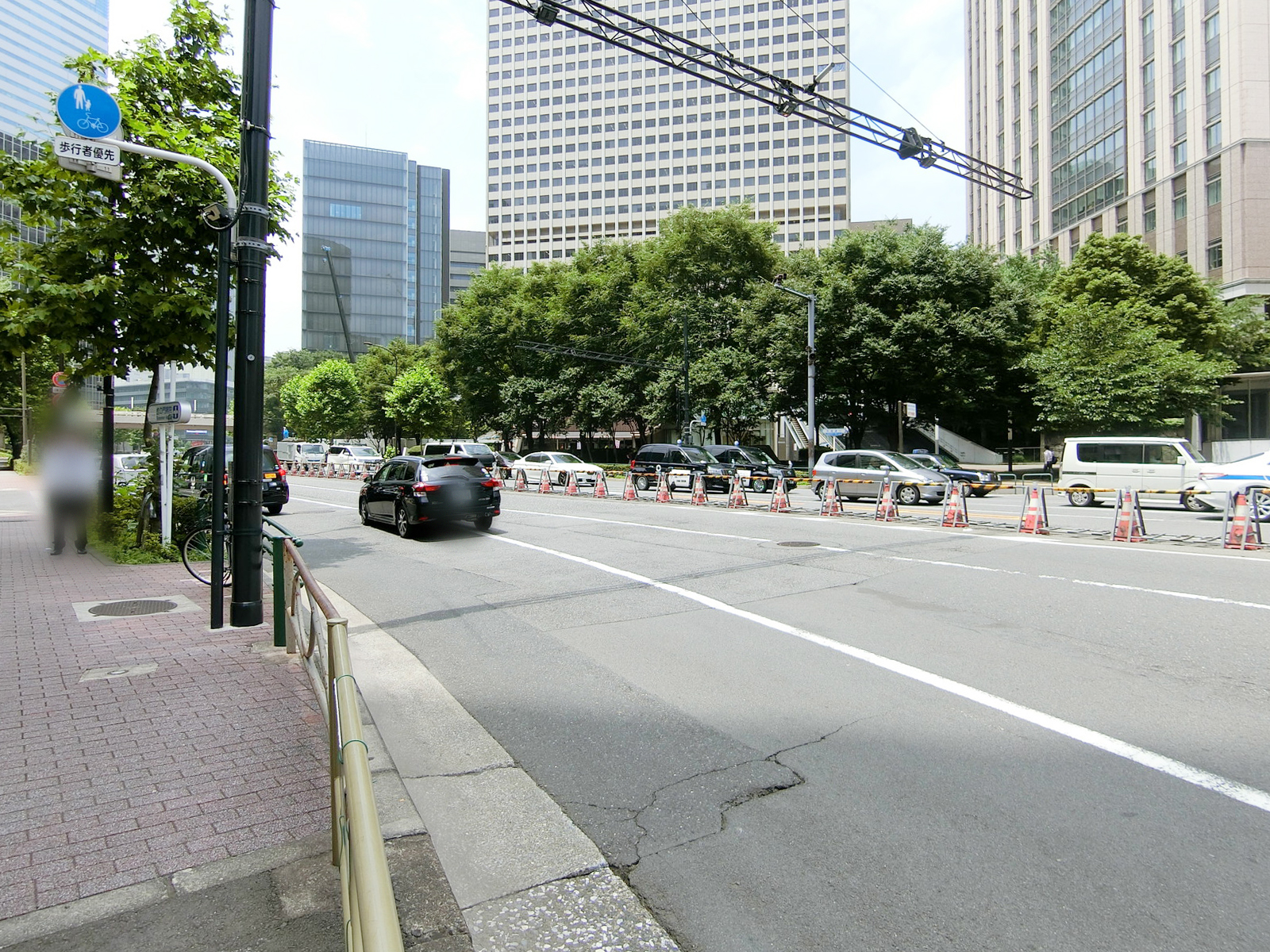 虎ノ門産業ビル前面の外堀通り