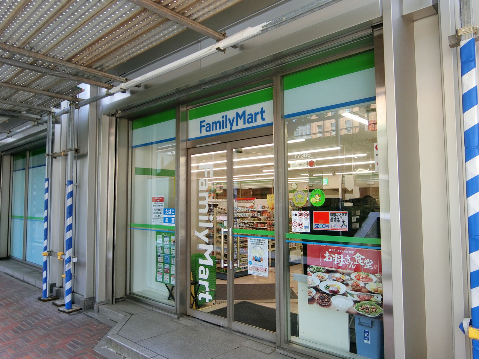 並びにあるファミリーマート内幸町富岡生命ビル店