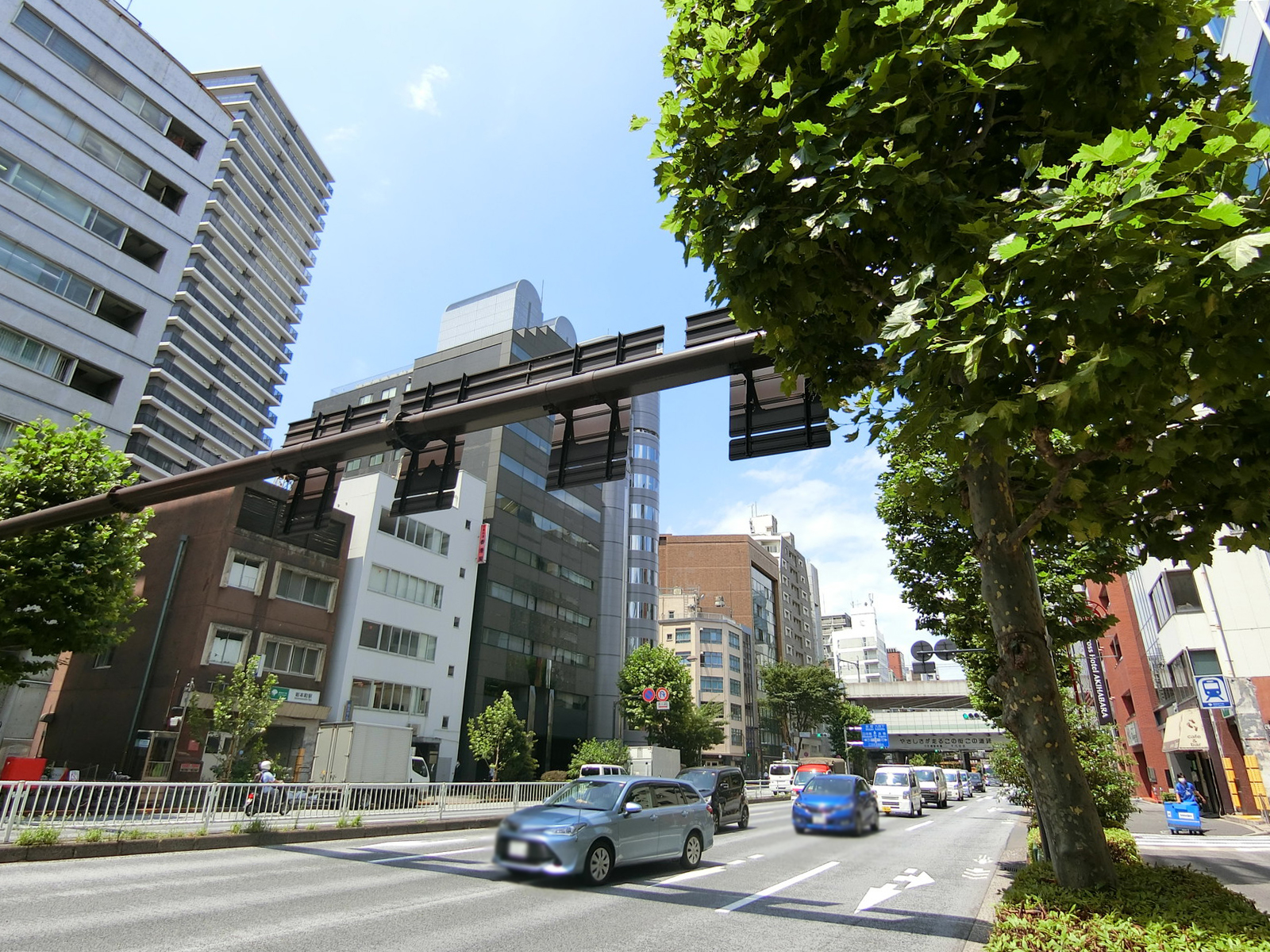 ASKビル前面の靖国通り
