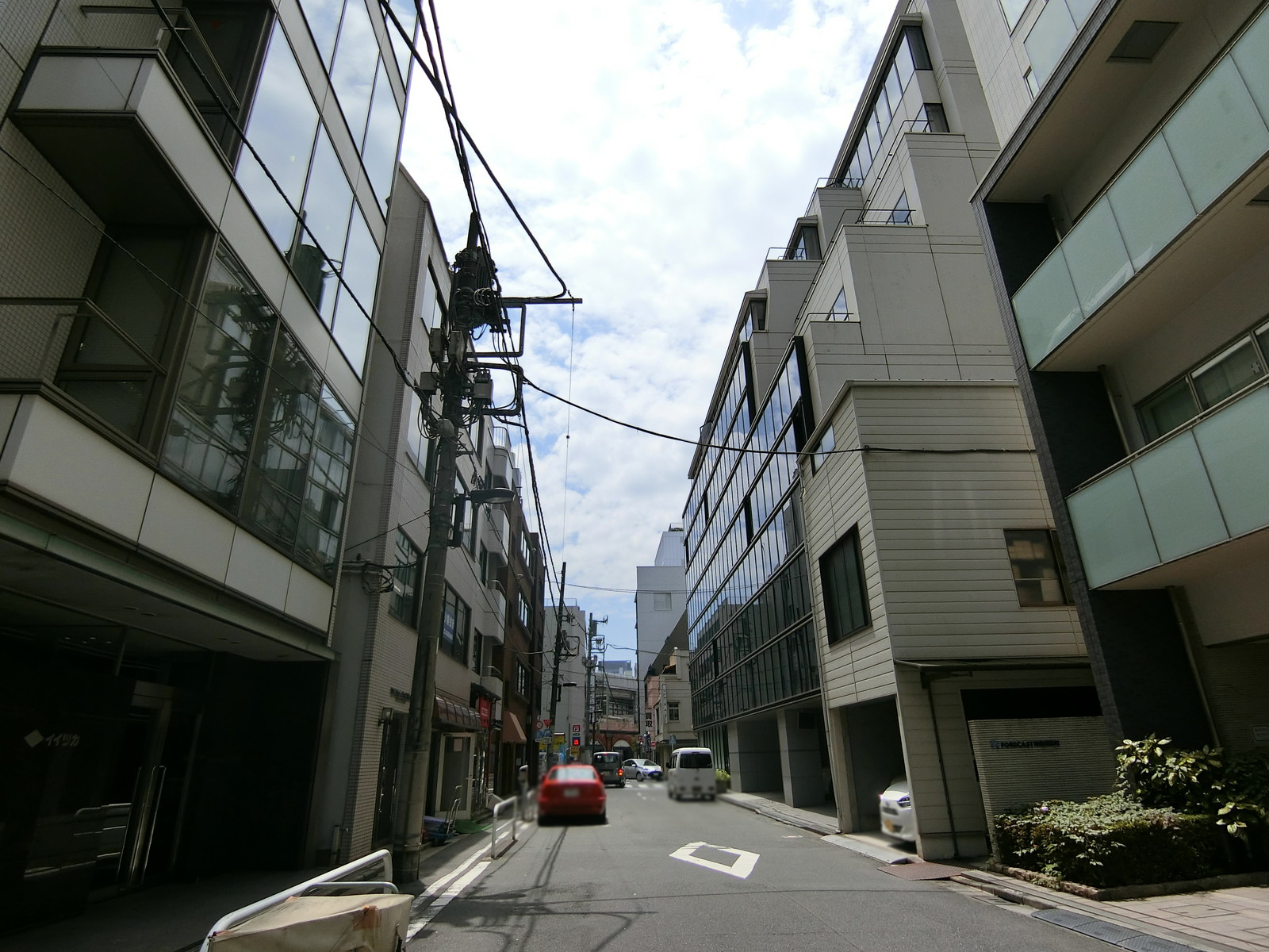 イイヅカビル前面の通り