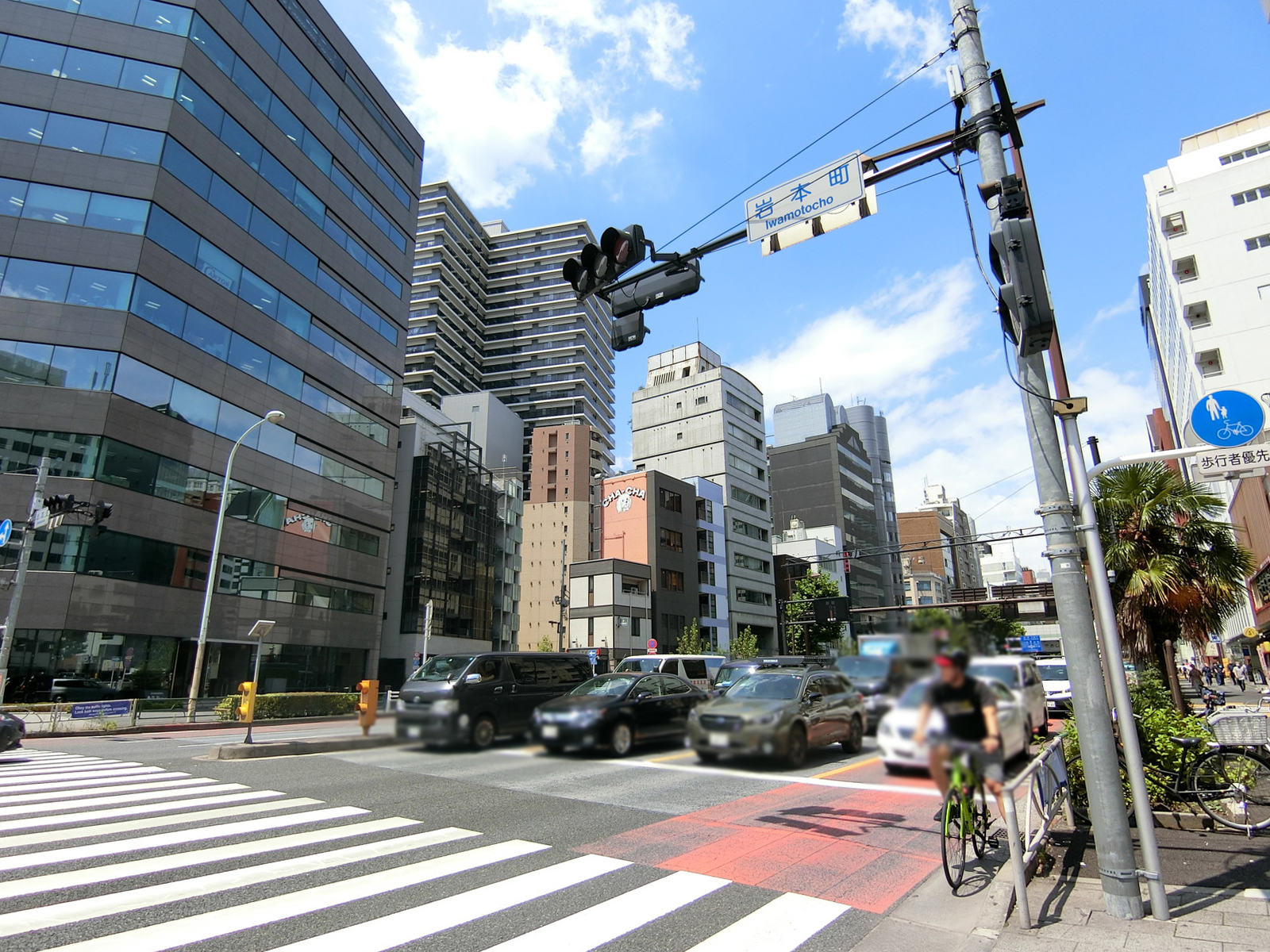 付近の靖国通り