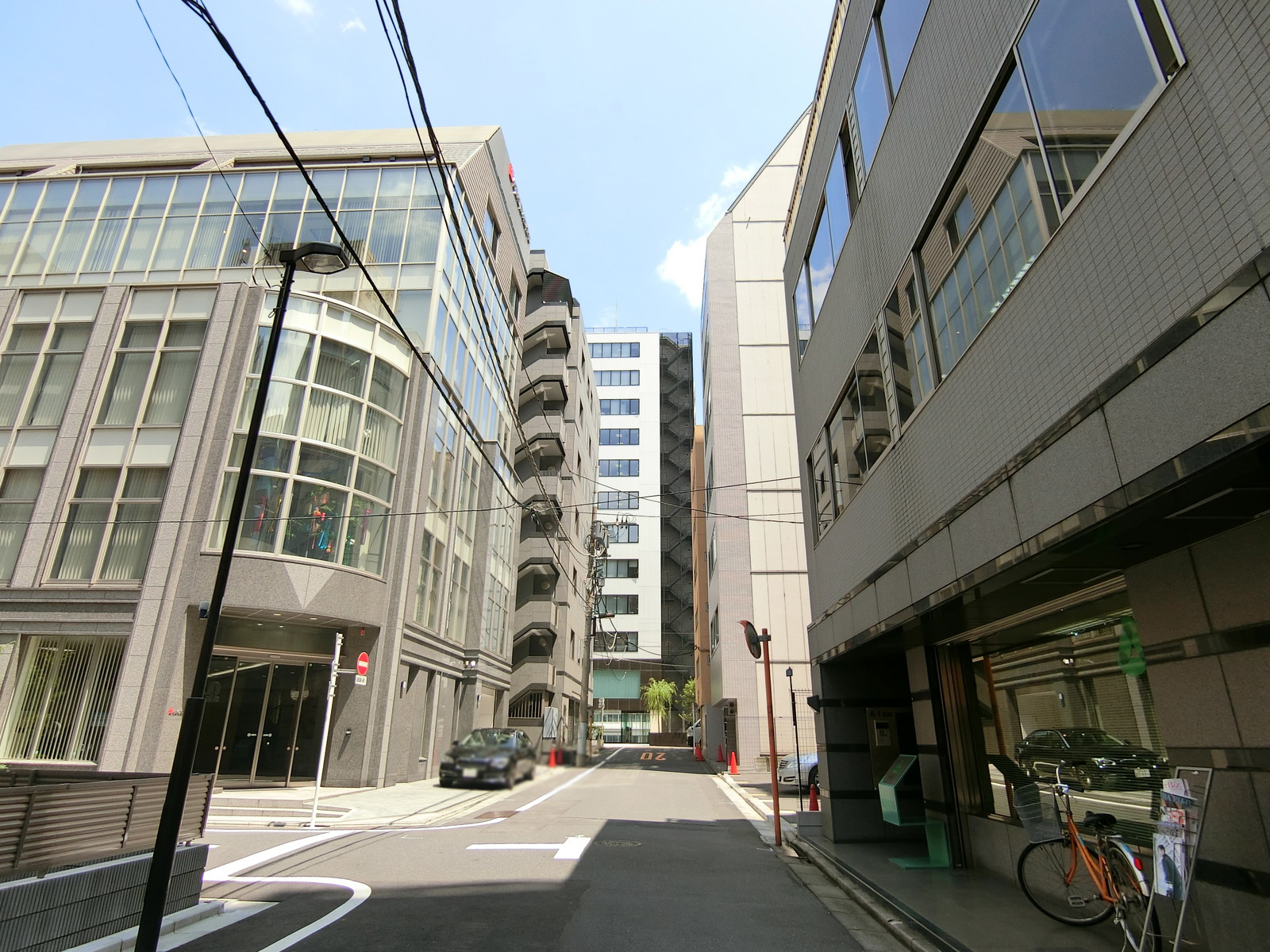 清水ビル前面の通り