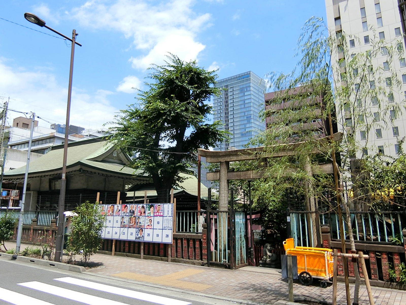 向かいの柳森神社
