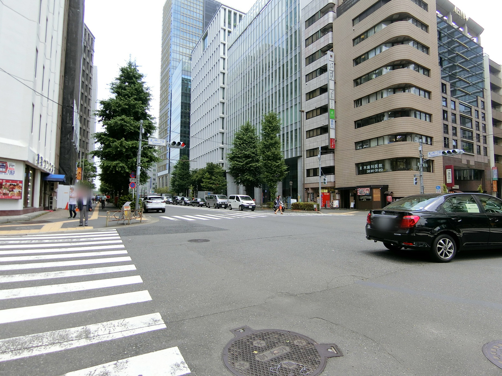 末広ビル前面の桜田通り
