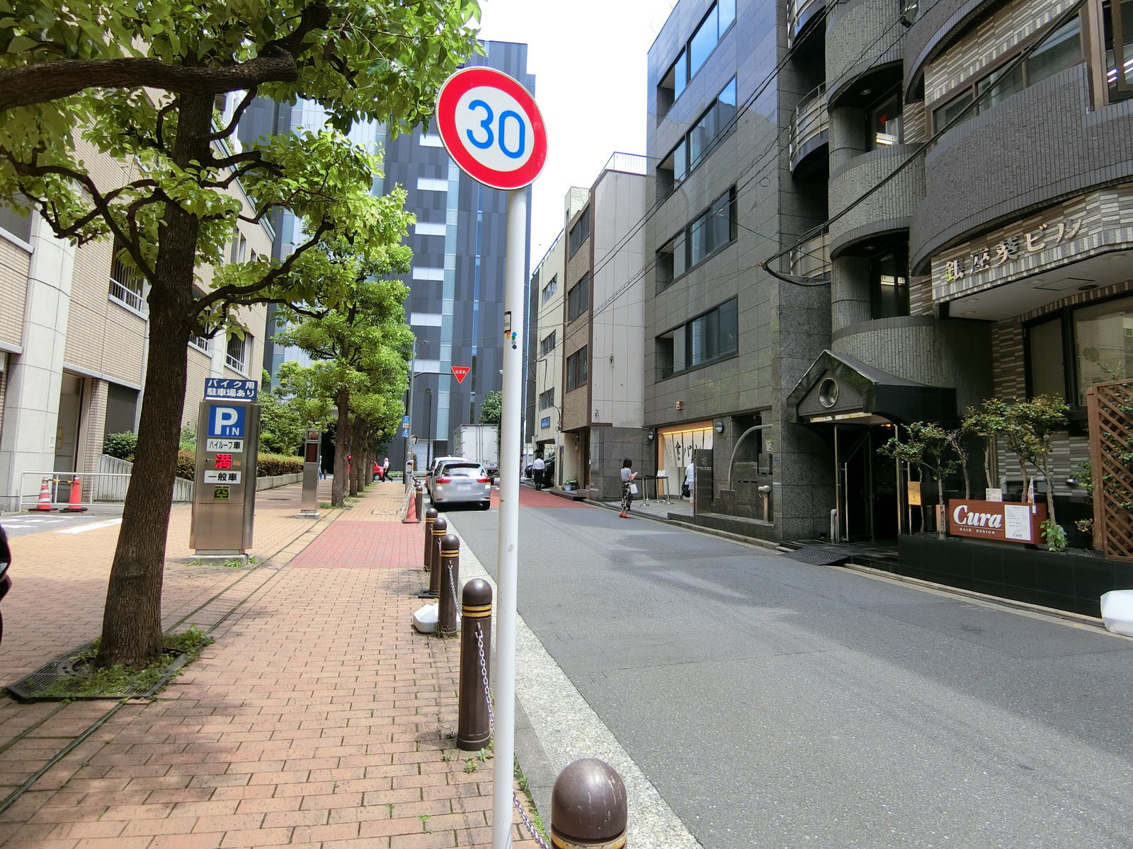 銀座葵ビル前面の通り