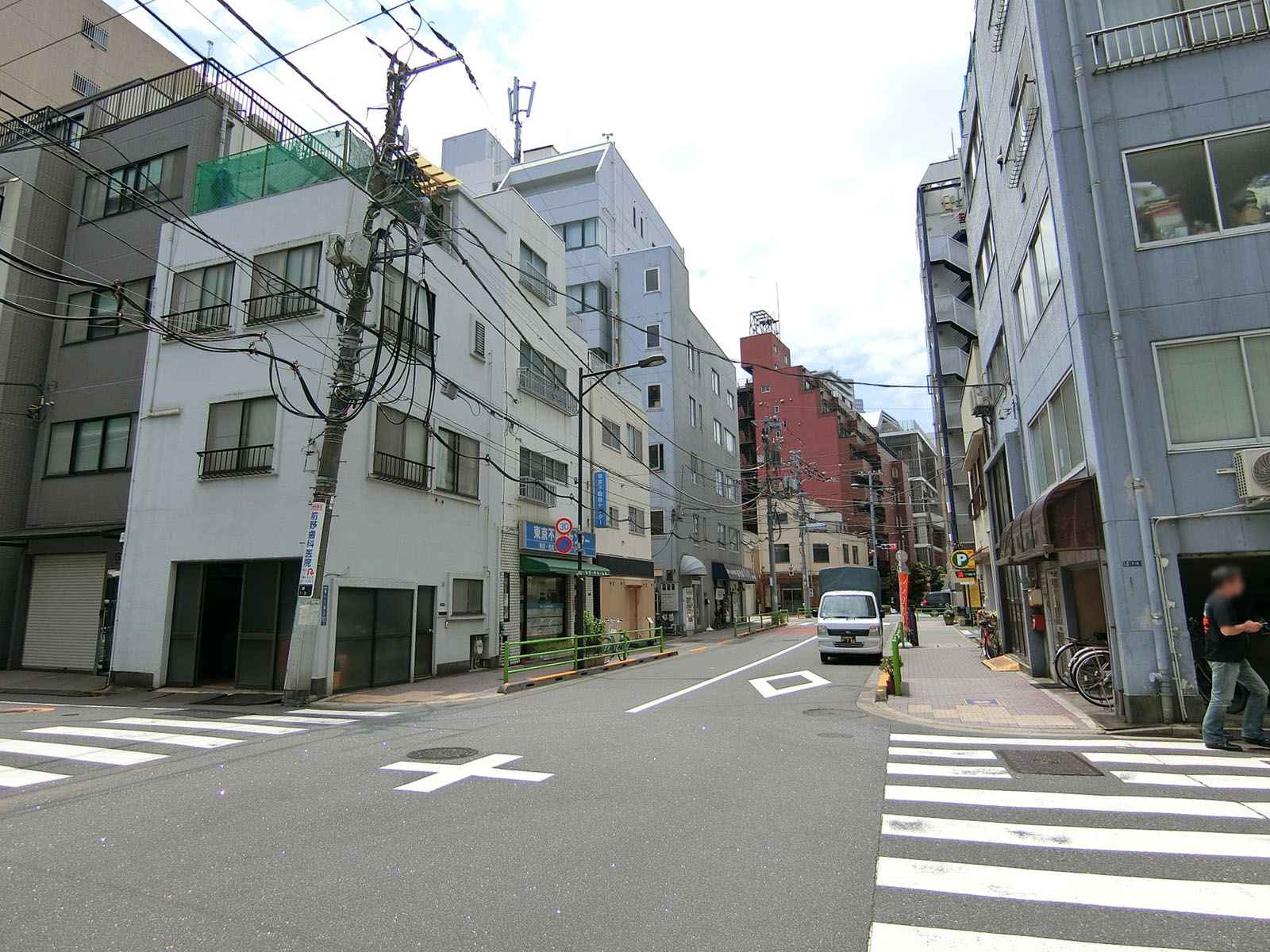 シシドビル前面の通り
