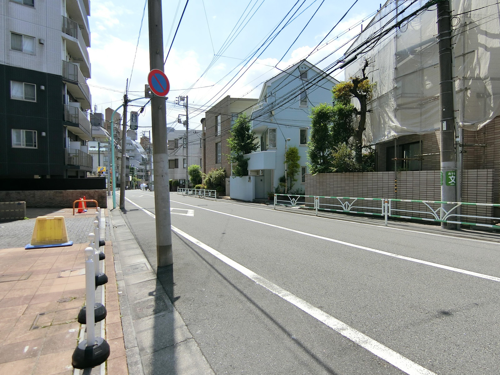 プライムハウス前面の通り