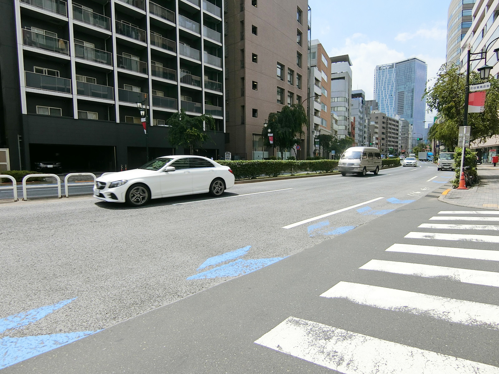 estマニヴィア近くの明治通り