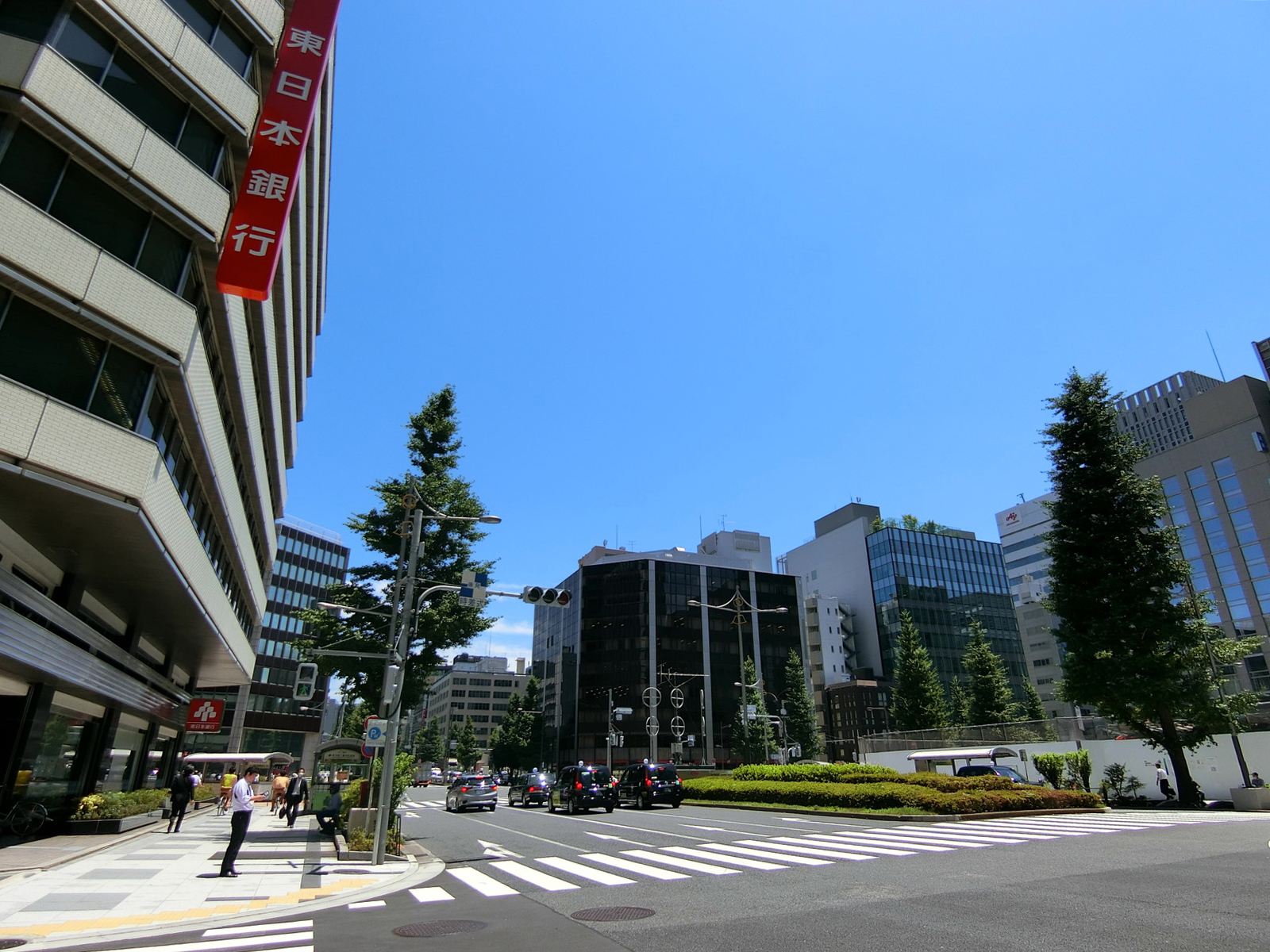 オフィスビル前面の八重洲通り