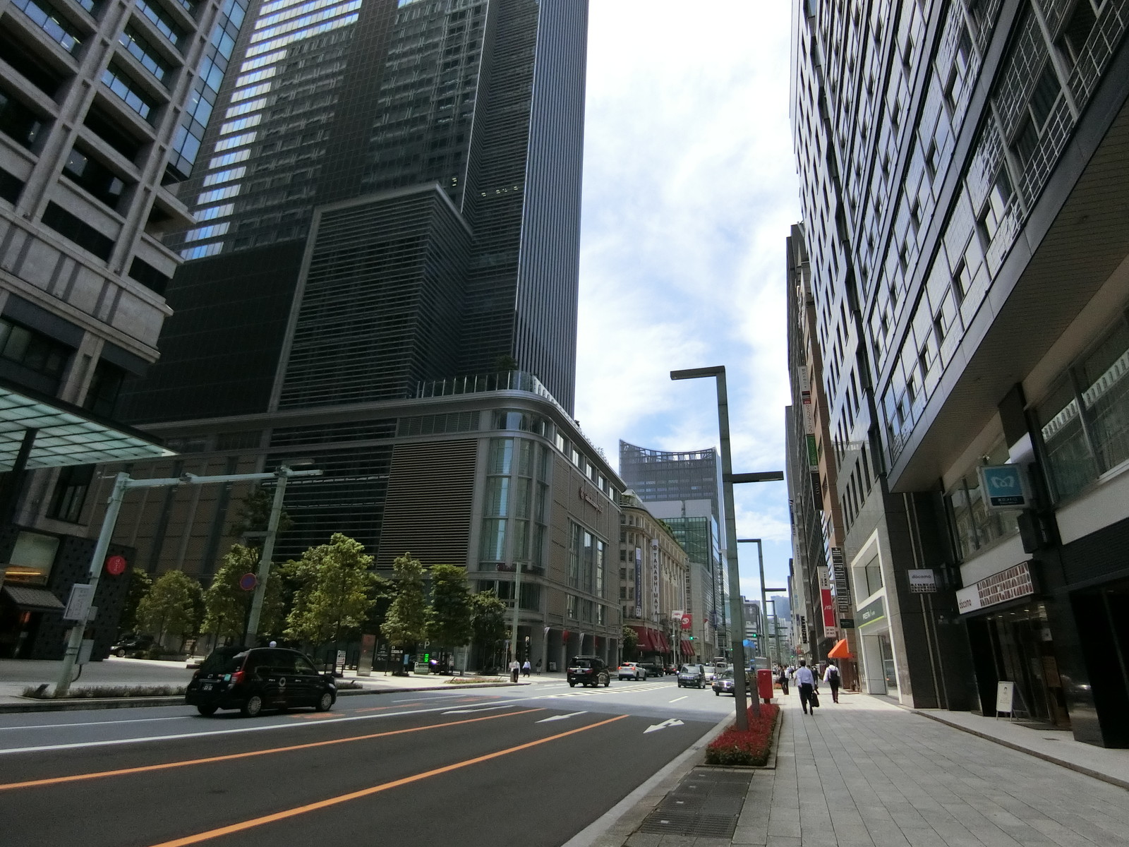 東京風月堂日本橋ビル前面の通り