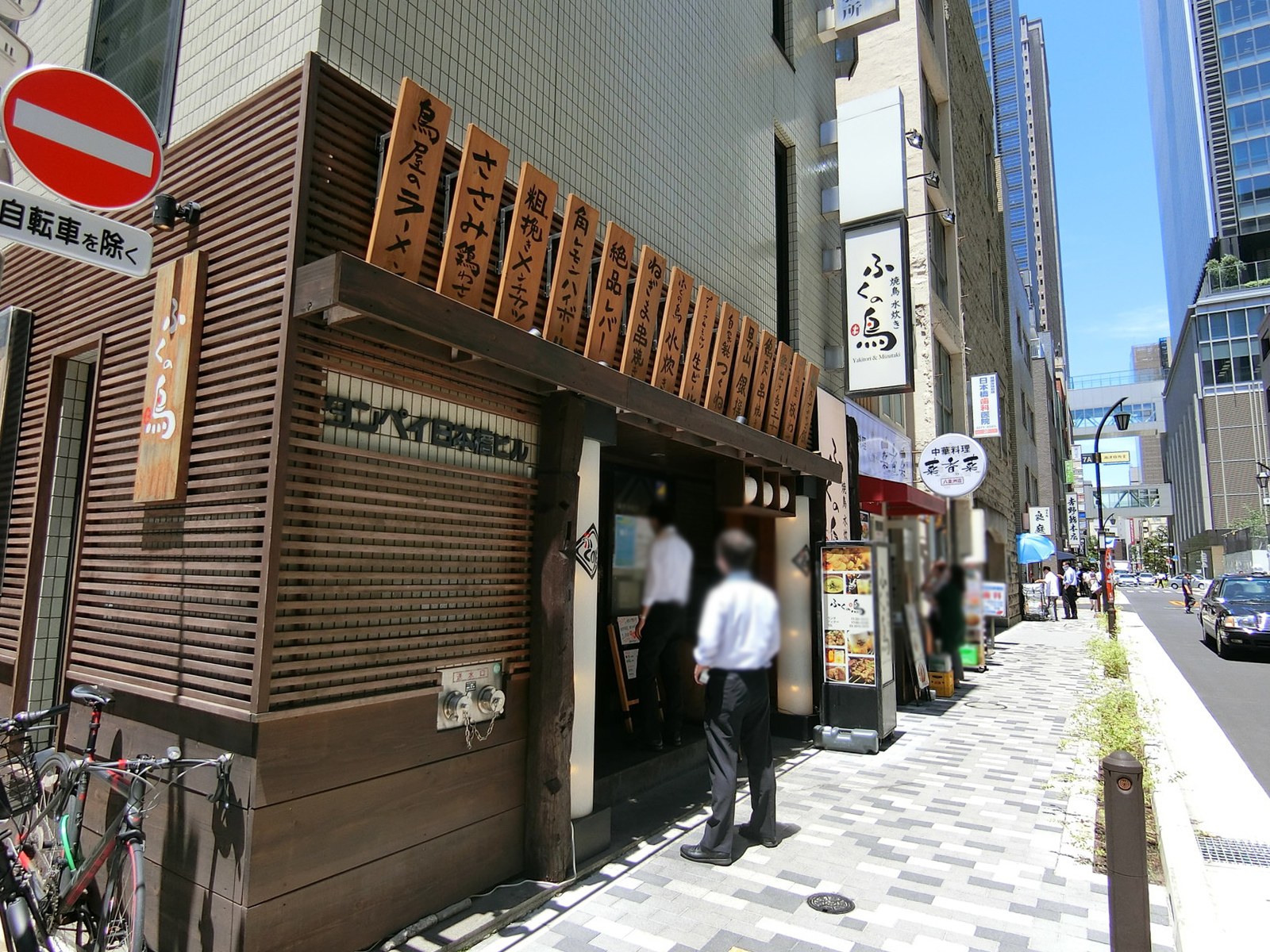 周辺には飲食店が複数あり