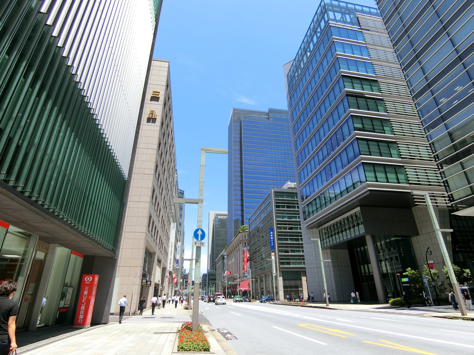 日本橋フロント前面の中央通り