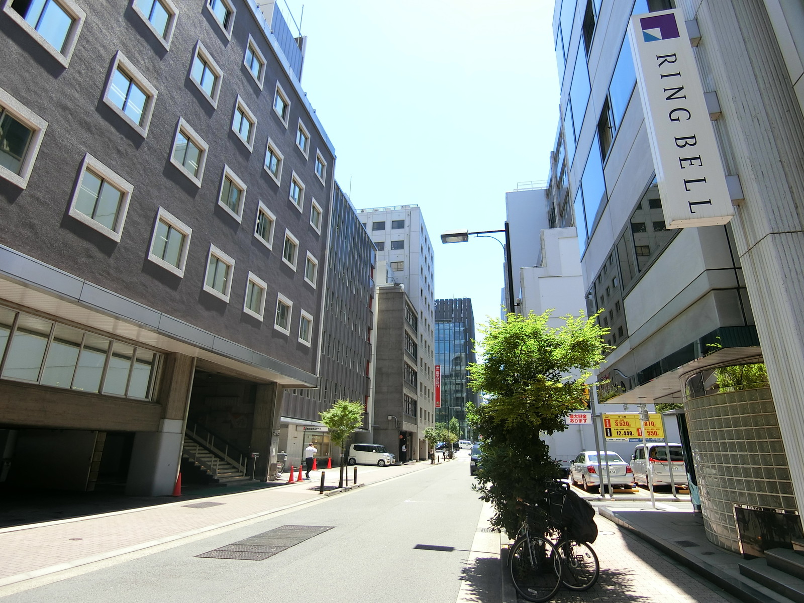 周辺はオフィスビルが立ち並ぶエリア