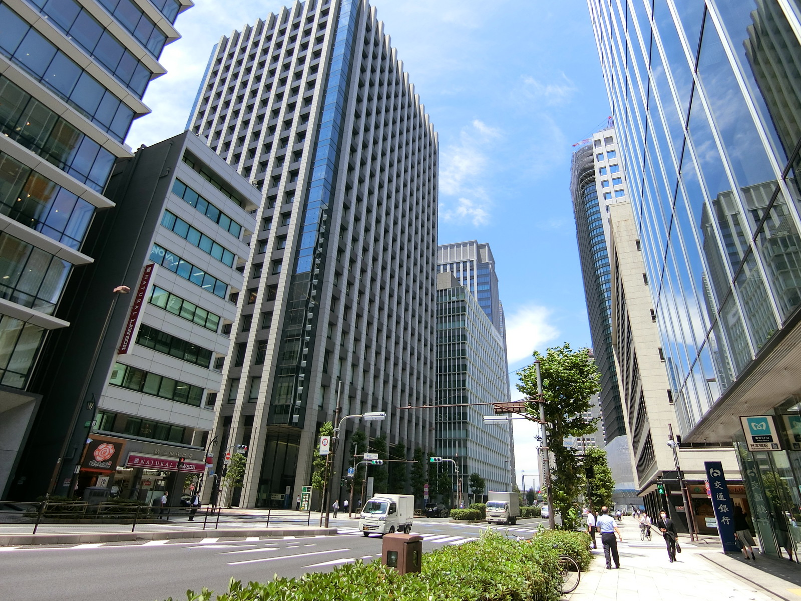 東京建物日本橋ビル前面の永代通り