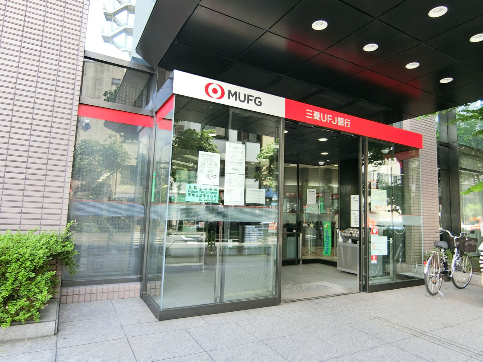 付近の三菱UFJ銀行 新富町支店