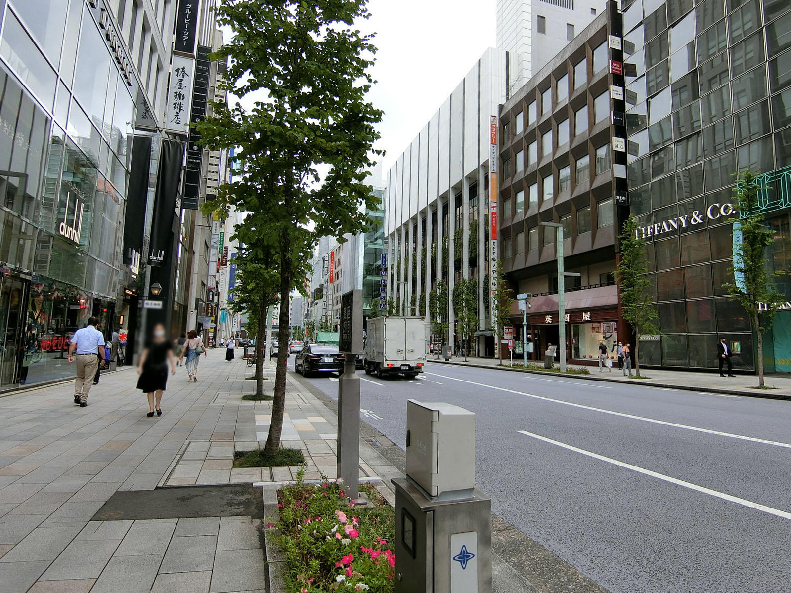 明治屋銀座ビル前面の中央通り