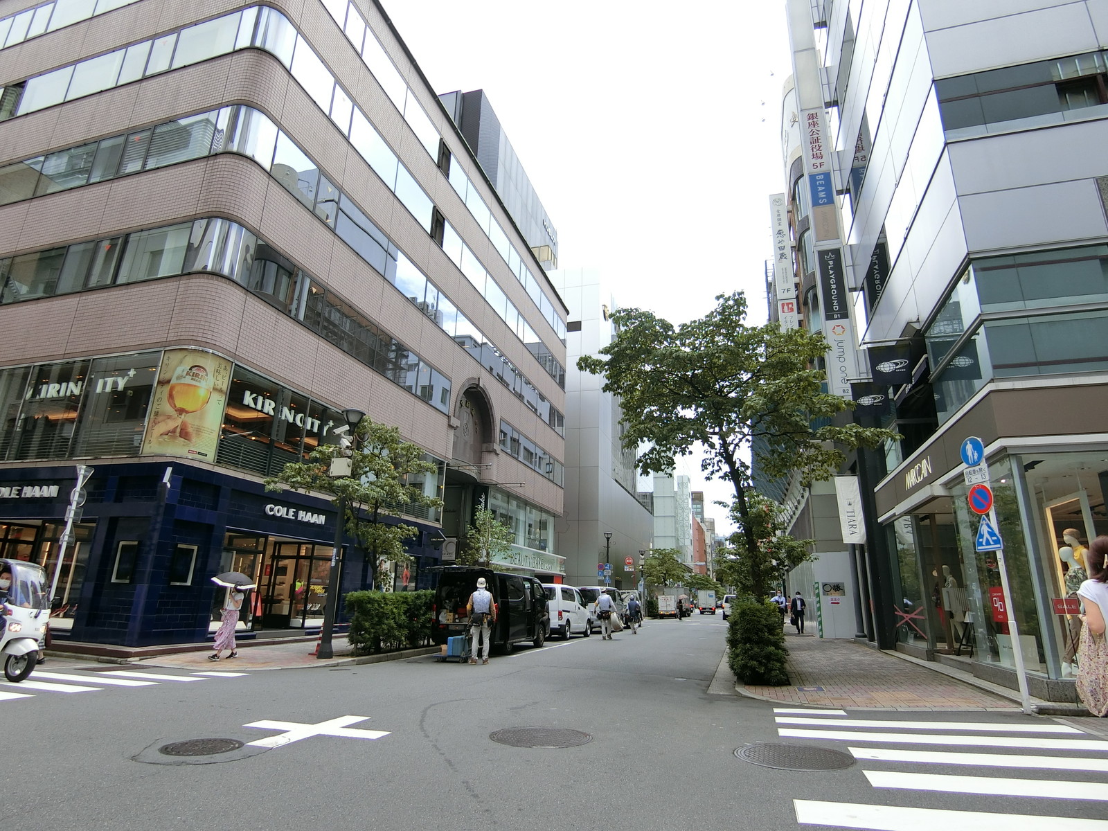 文祥堂銀座ビル前面の通り