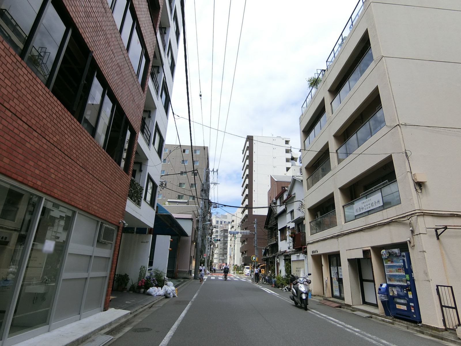 新富多加納ビル前面の通り