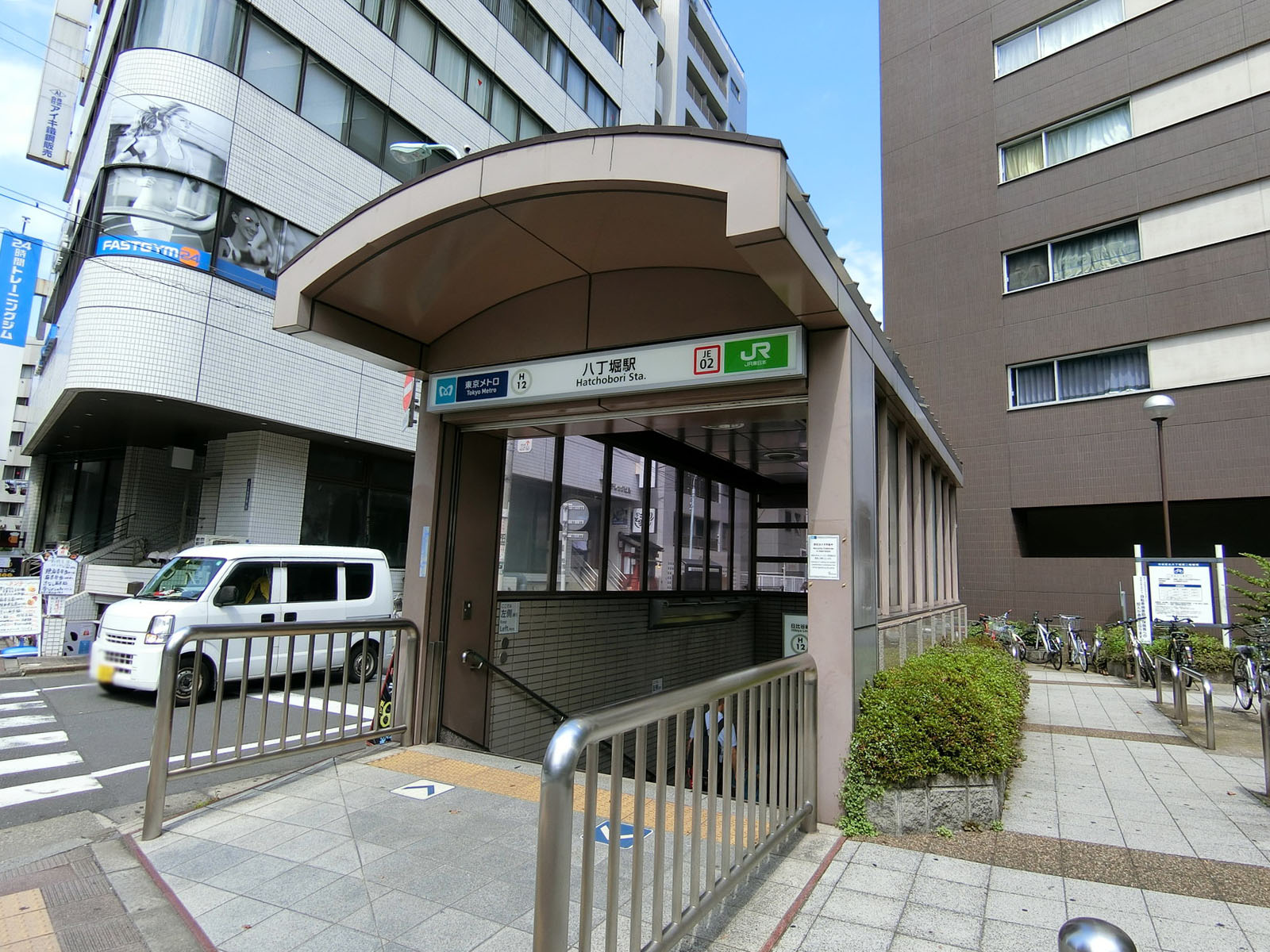 最寄りの「八丁堀駅」