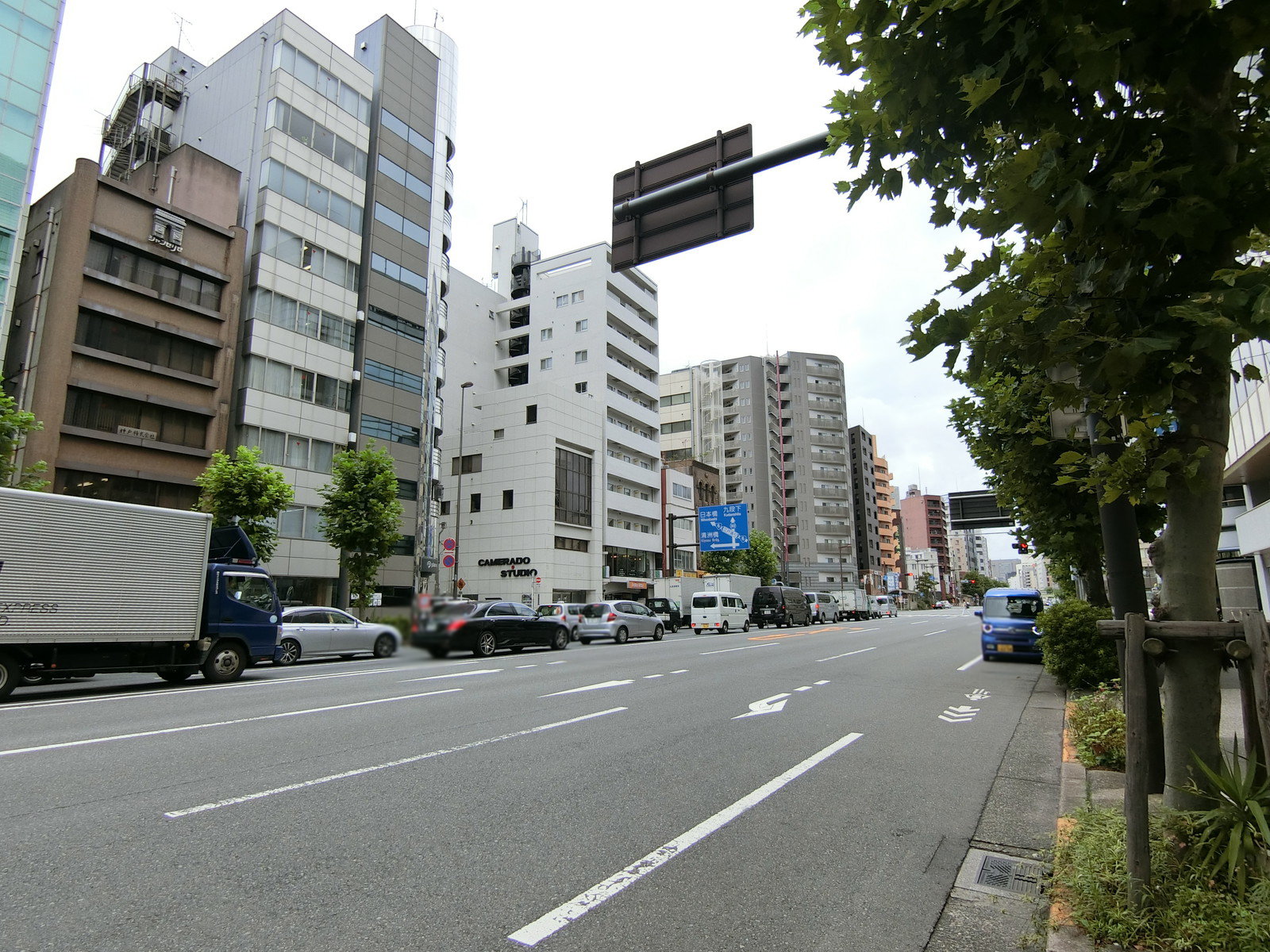 ビル裏の京葉道路