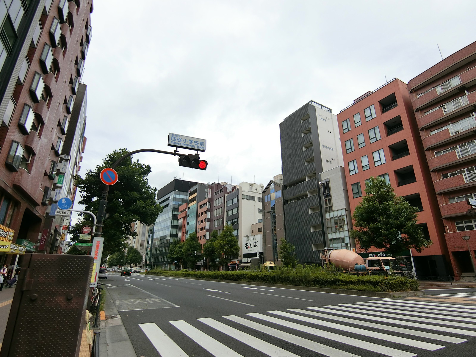 八ツ橋ビル前面の新宿通り