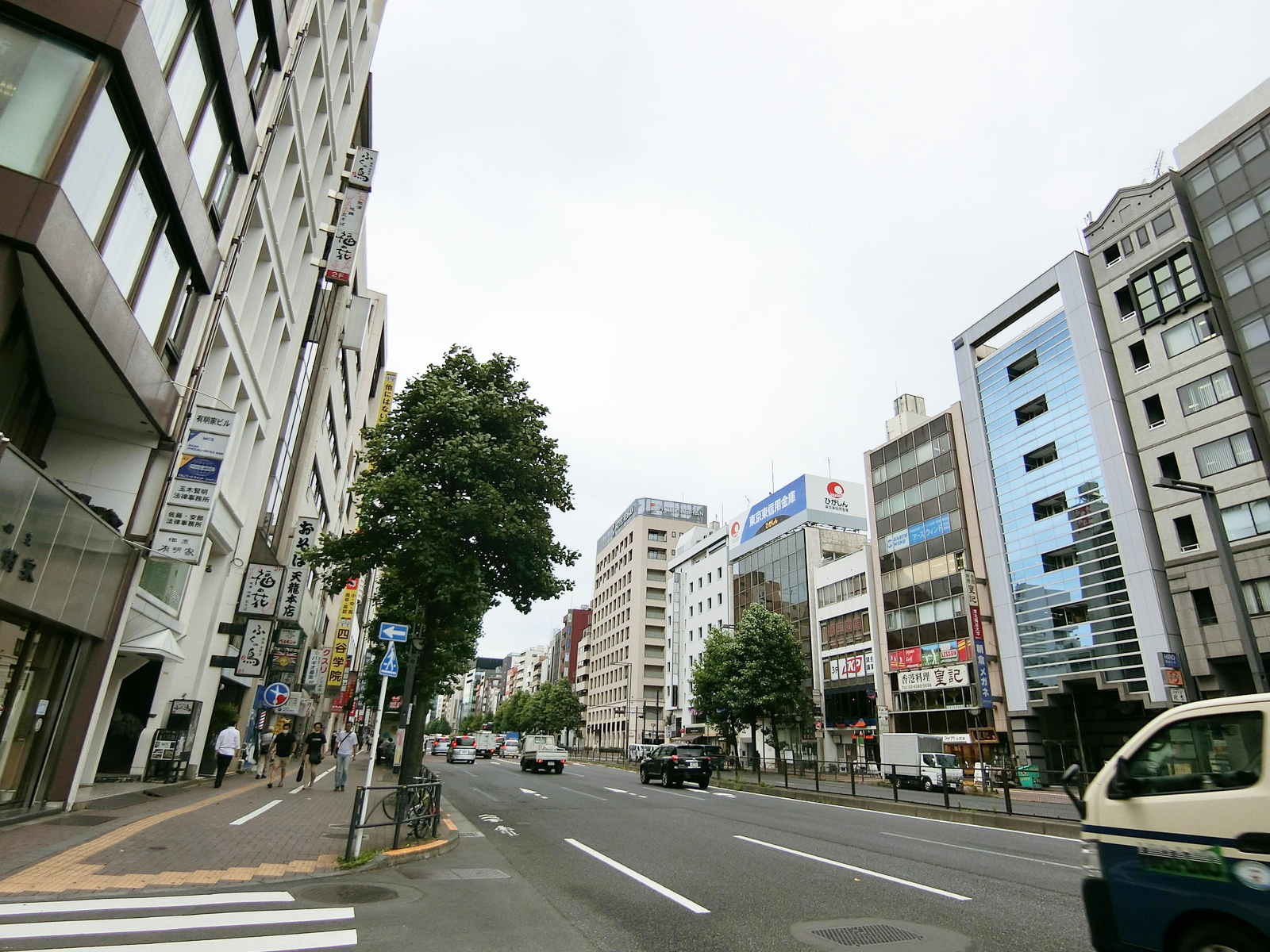 天龍ビル前面の新宿通り