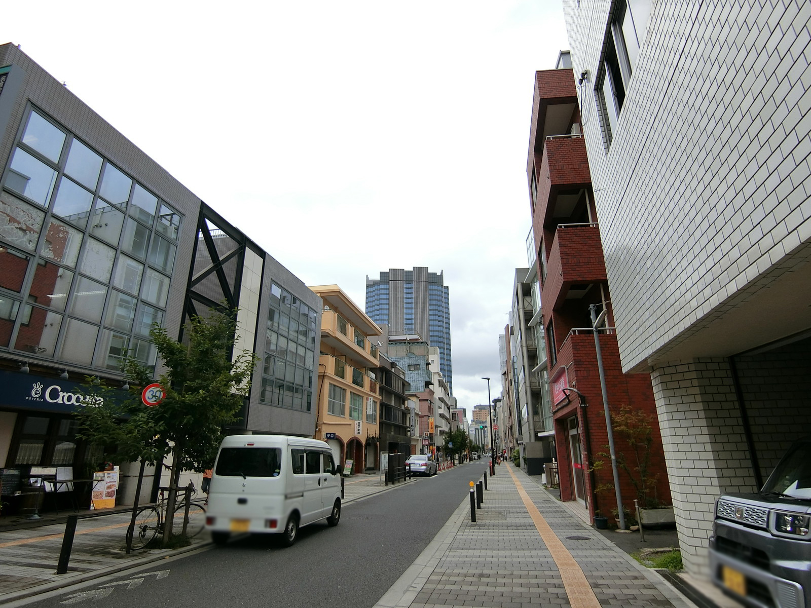 名倉堂ビル前面の通り
