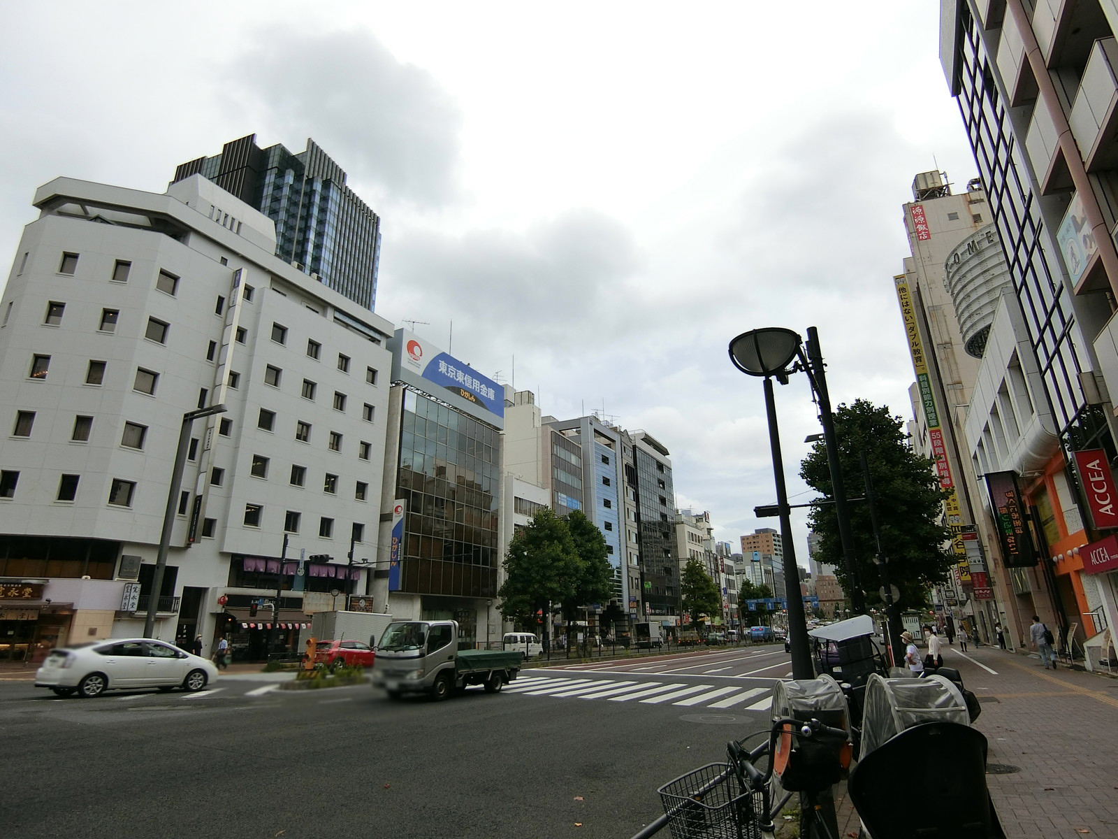 高山ビル前面の新宿通り