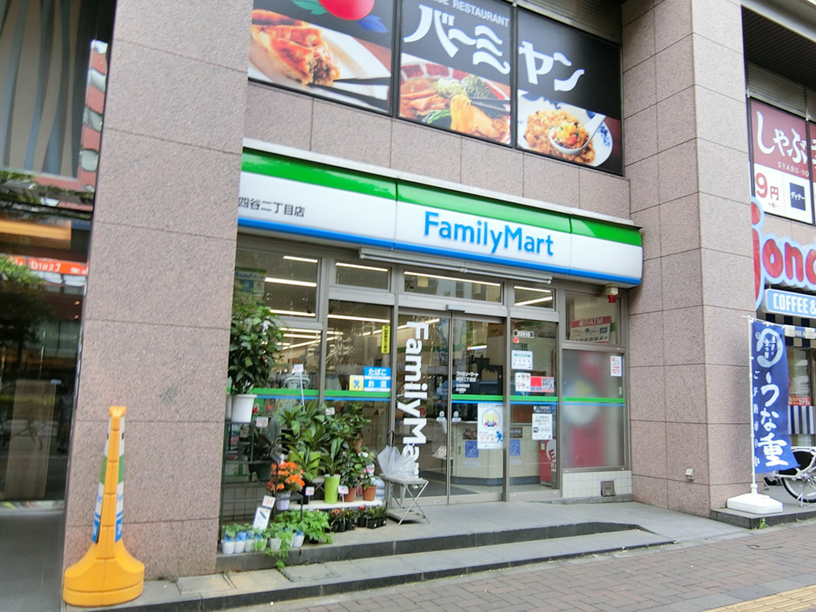 徒歩1分のファミリーマート