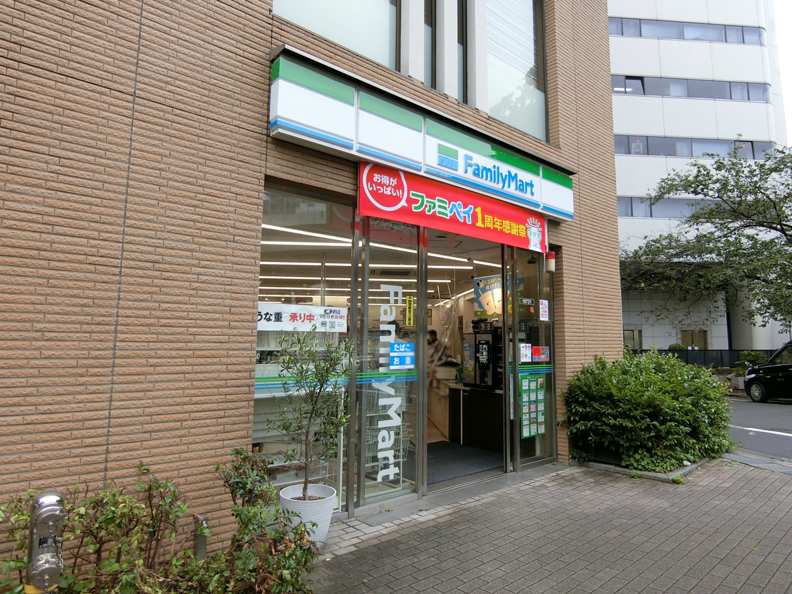 徒歩1分のファミリーマート