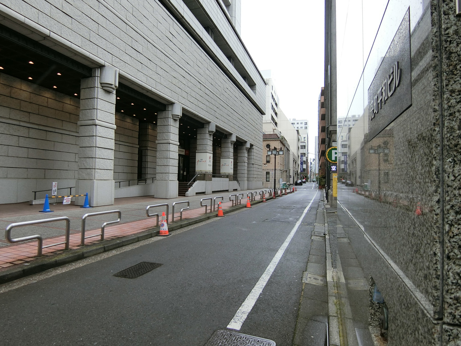 兜町平和ビル前面の通り