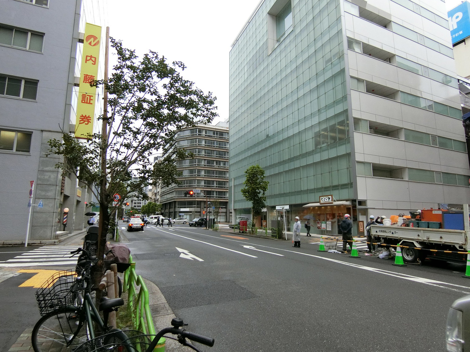 兜ビル前面の平成通り