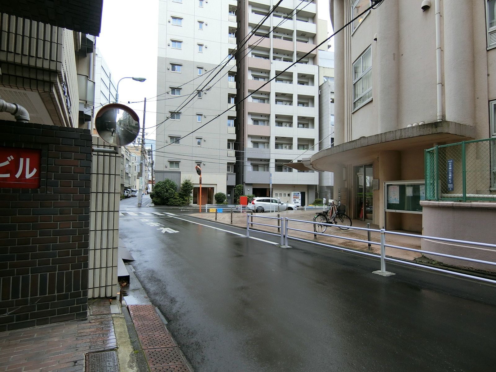 小伝馬町不動産ビル前面の通り