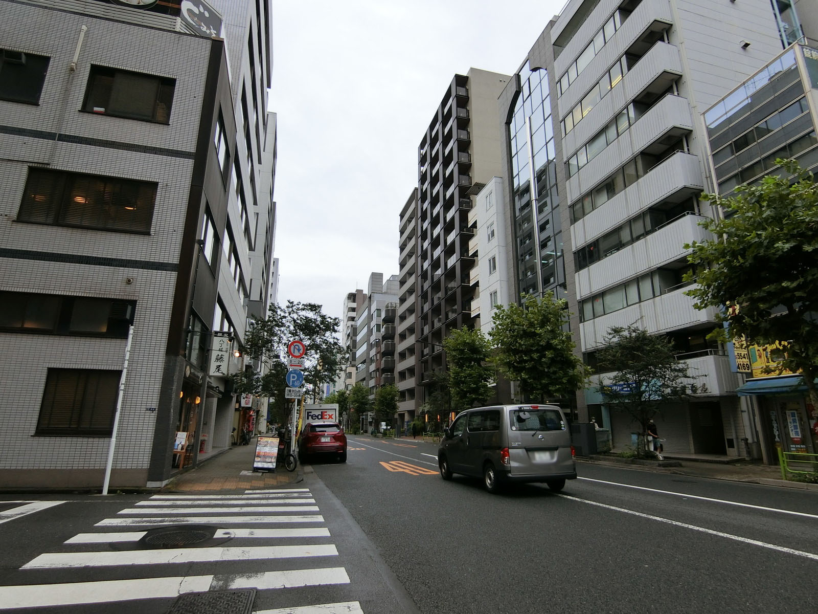 周辺のオフィス街の様子