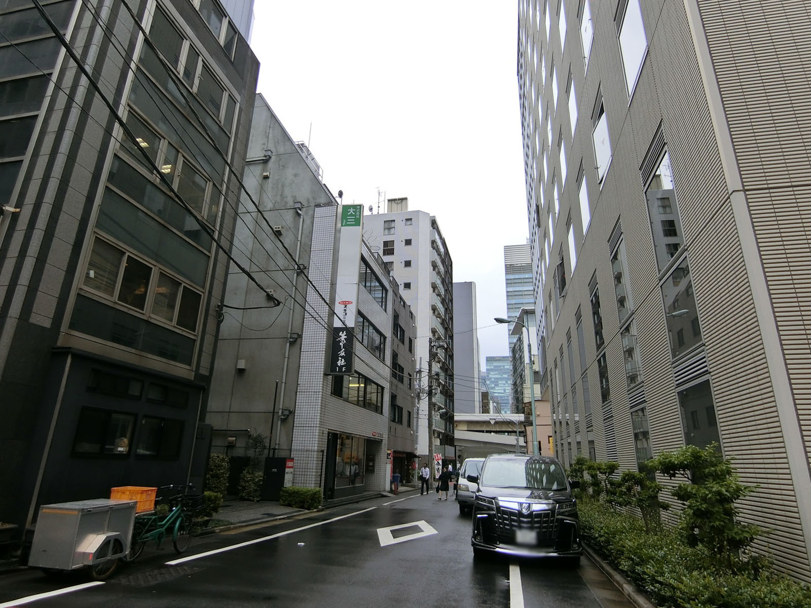 章山堂ビル前面の通り