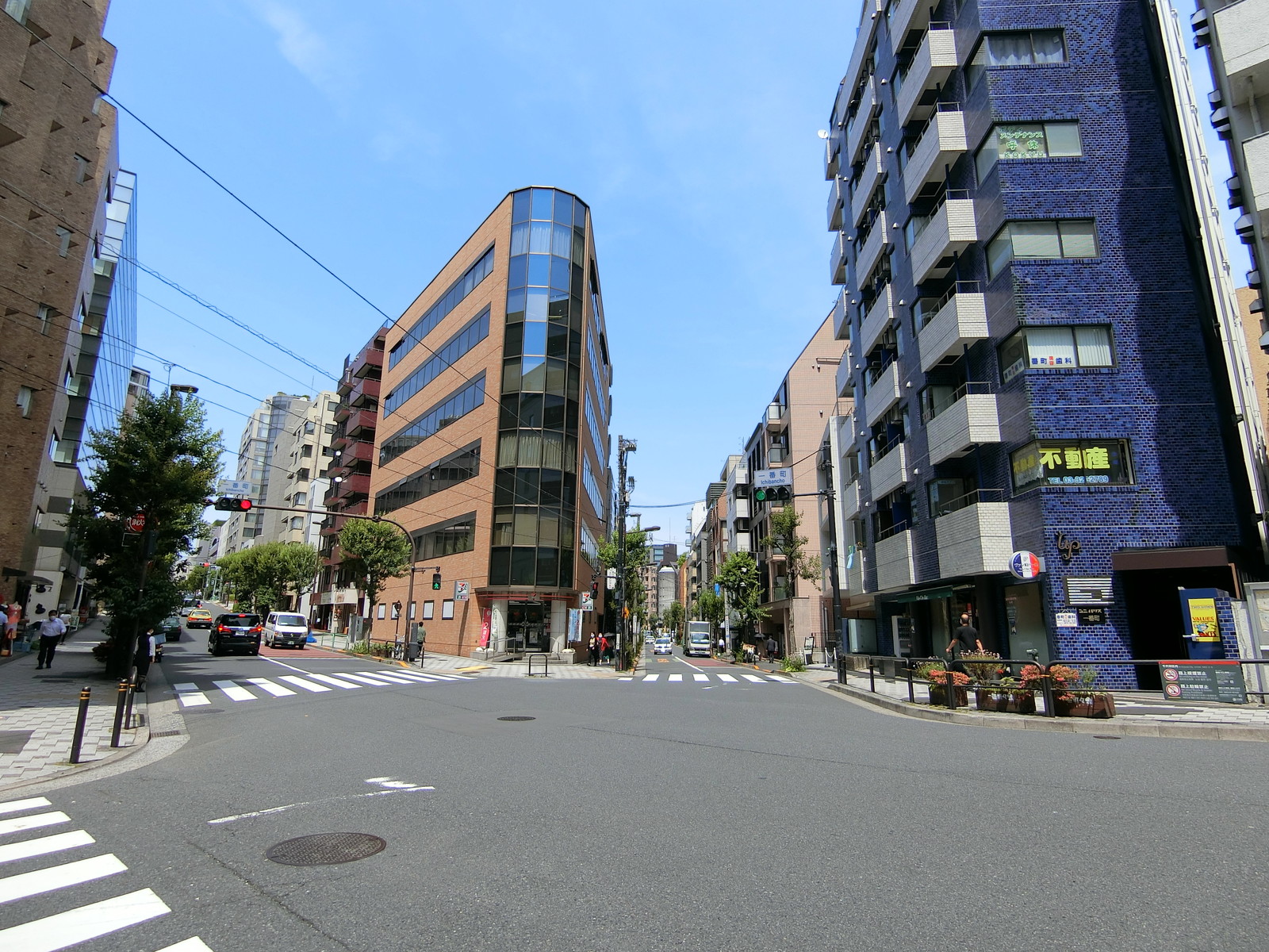 周辺のオフィス街の様子