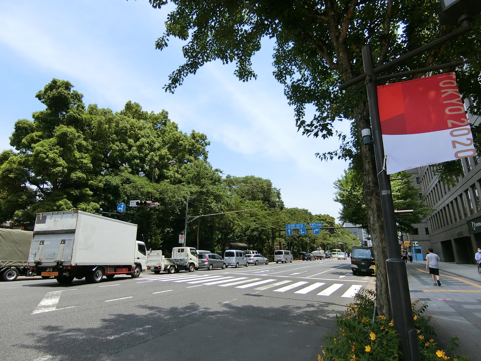 前面の内堀通り