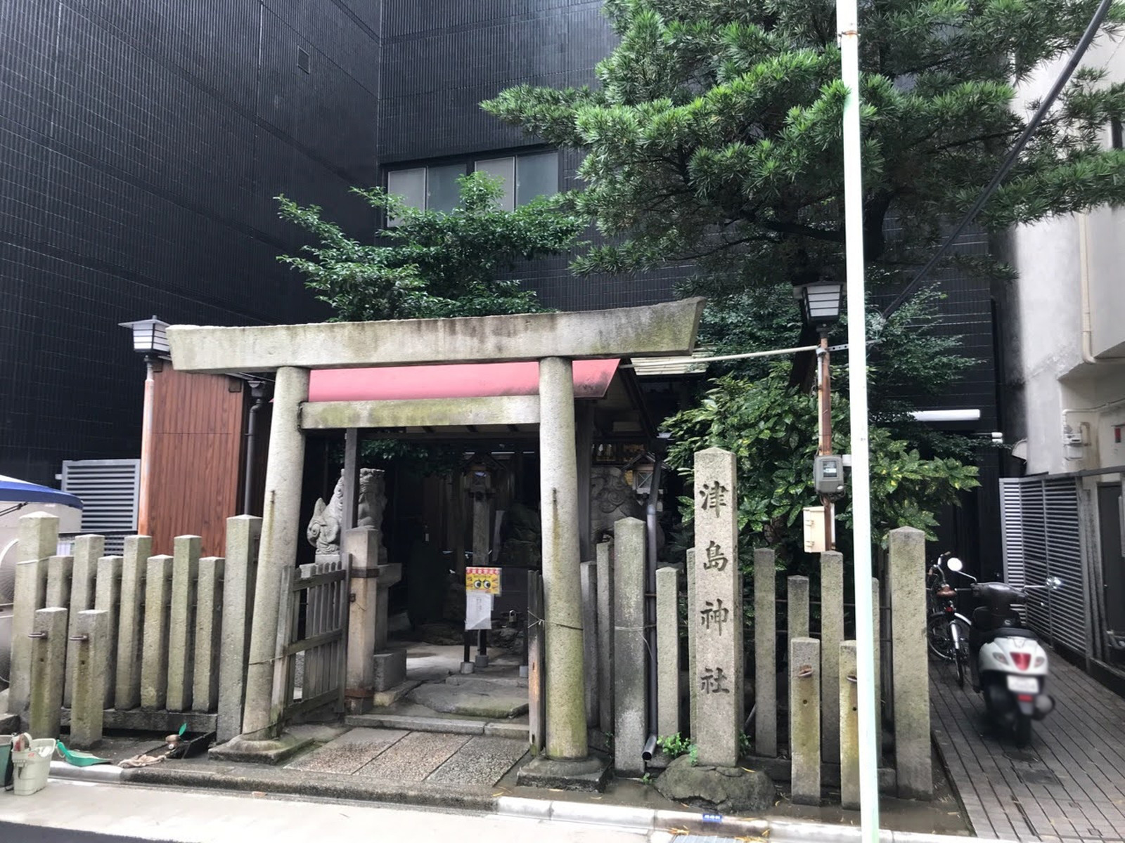 ビル前の津島神社