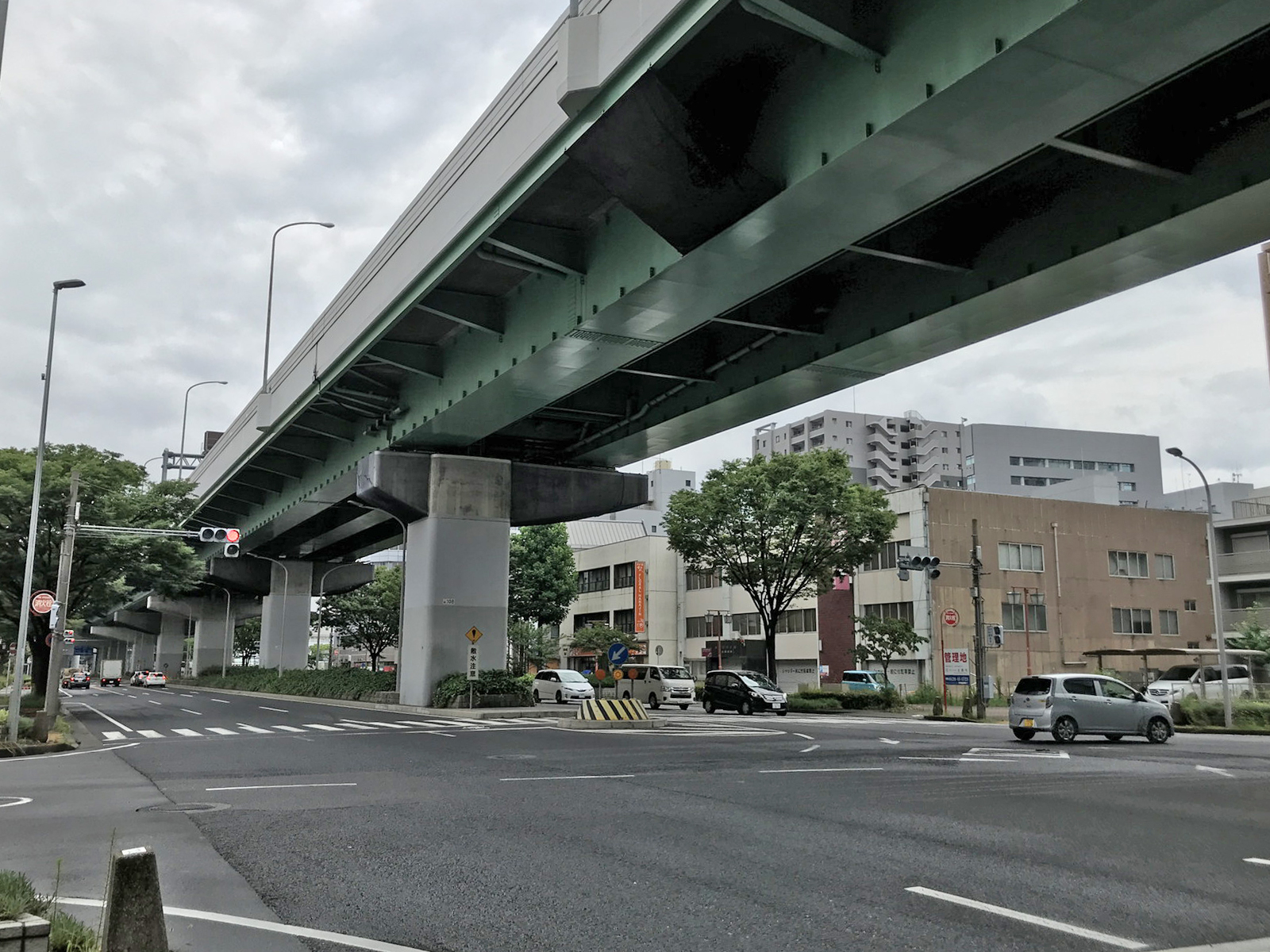 ビル前の江川線