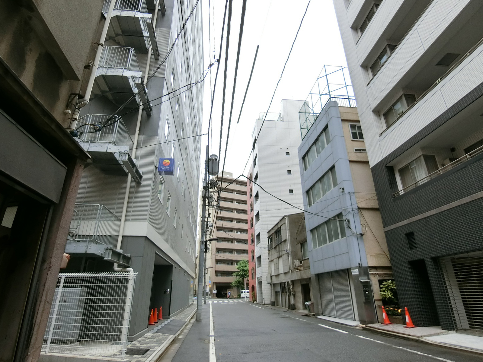 弥助ビル前面の通り