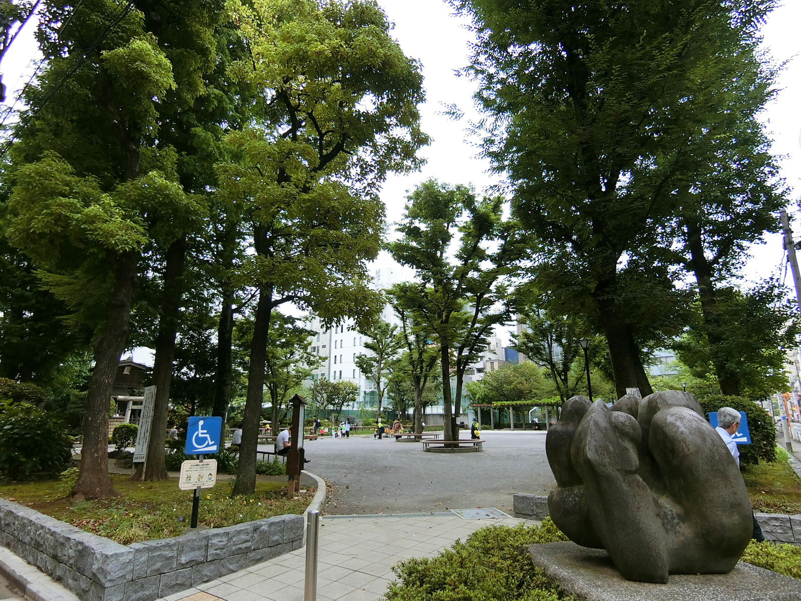 向かいの御徒町公園