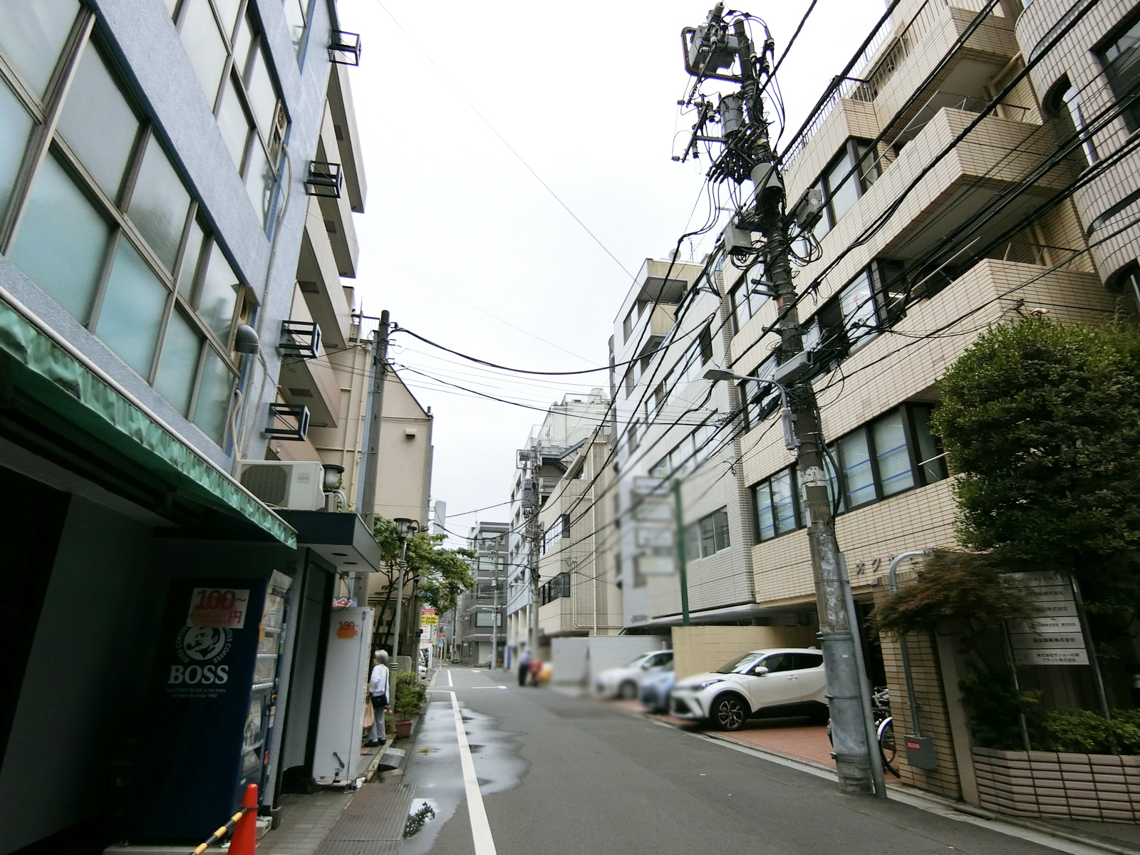 東上野2丁目ビル前面の通り