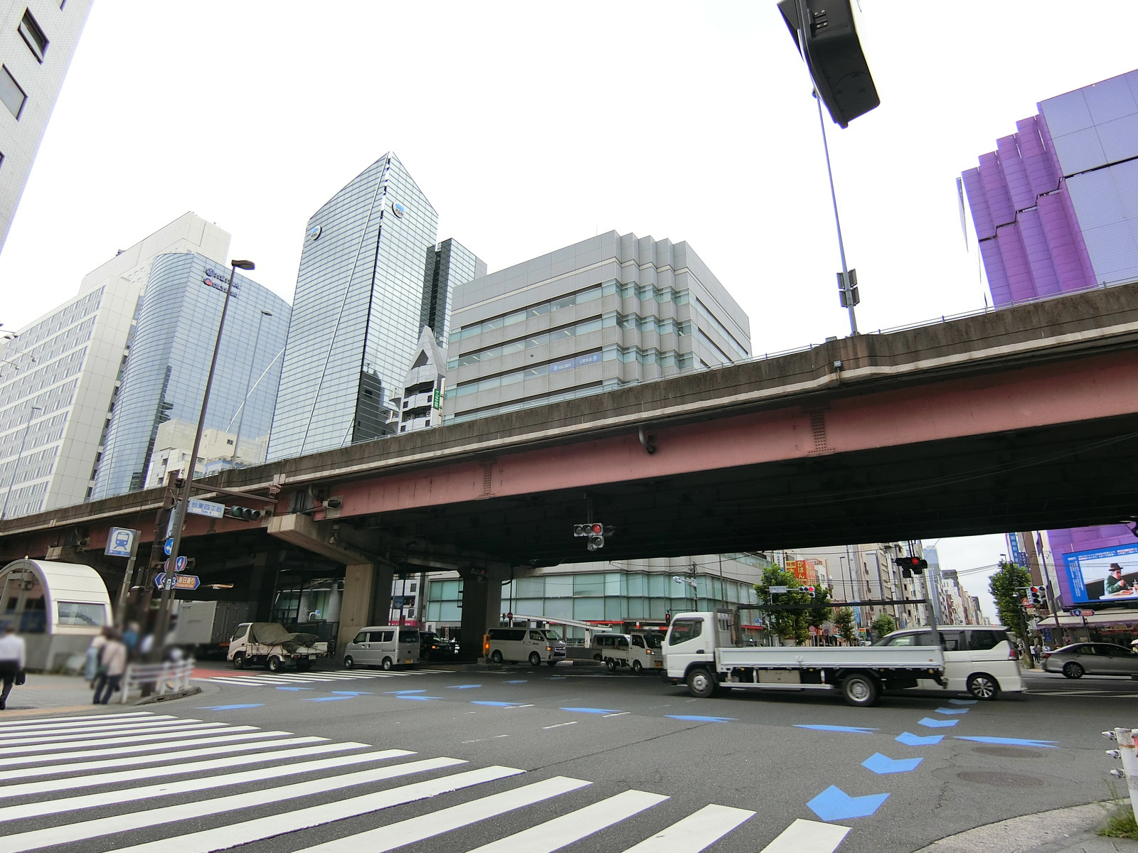 小西本店ビル前面の昭和通り
