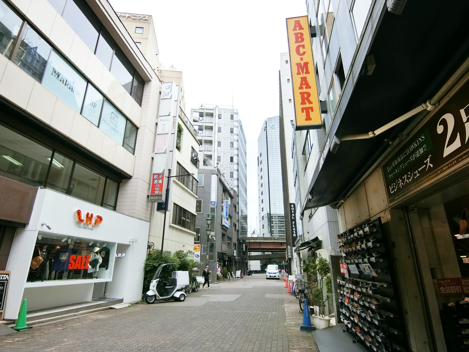 羽山ビル前面の通り