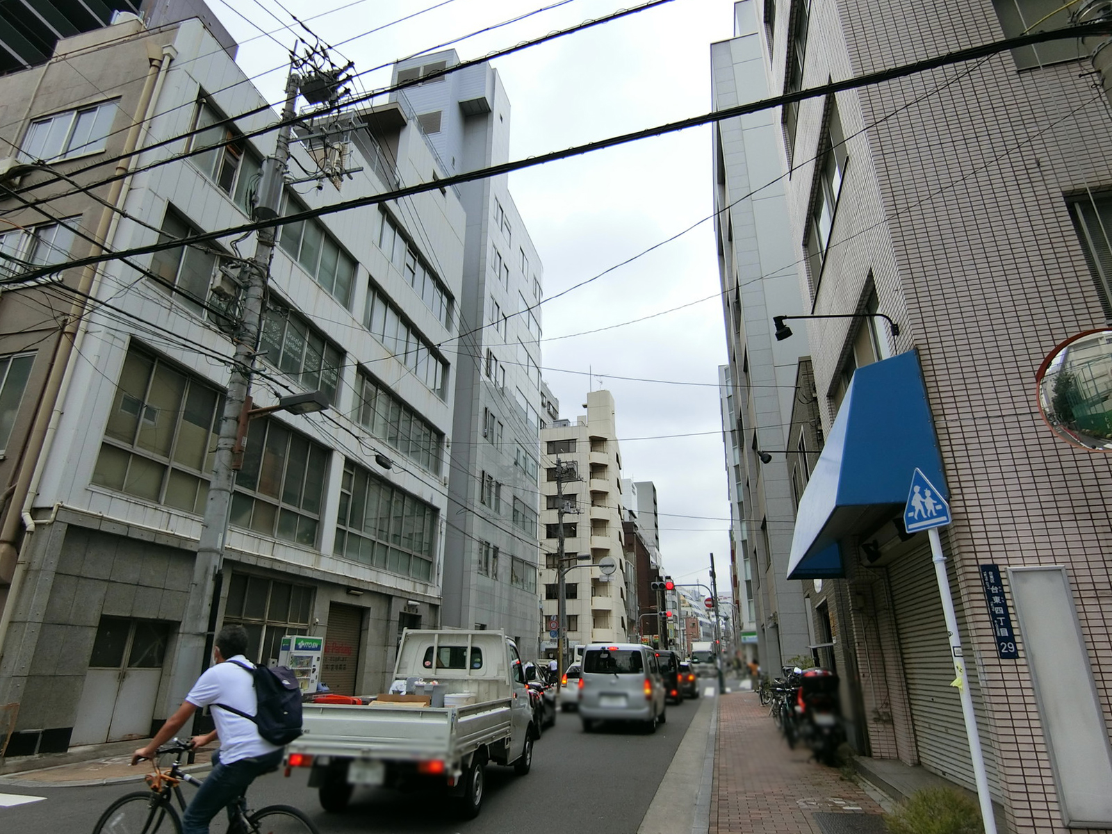 山口ビル7前面の通り