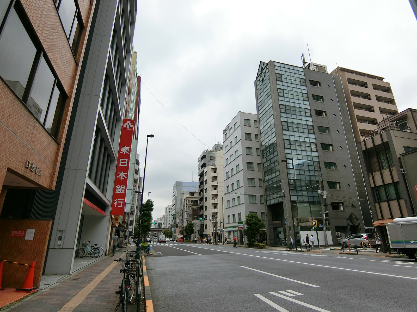 明和センチュリー21前面の春日通り