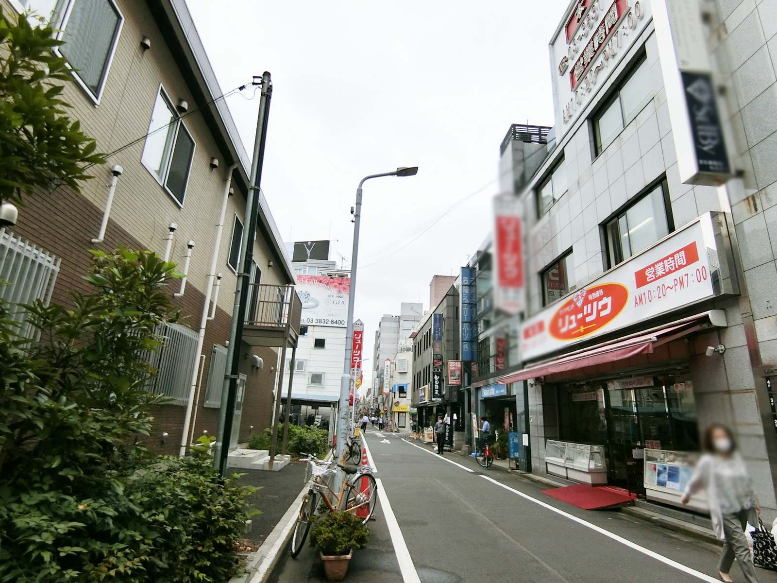 リューツウ本店ビル前面の通り