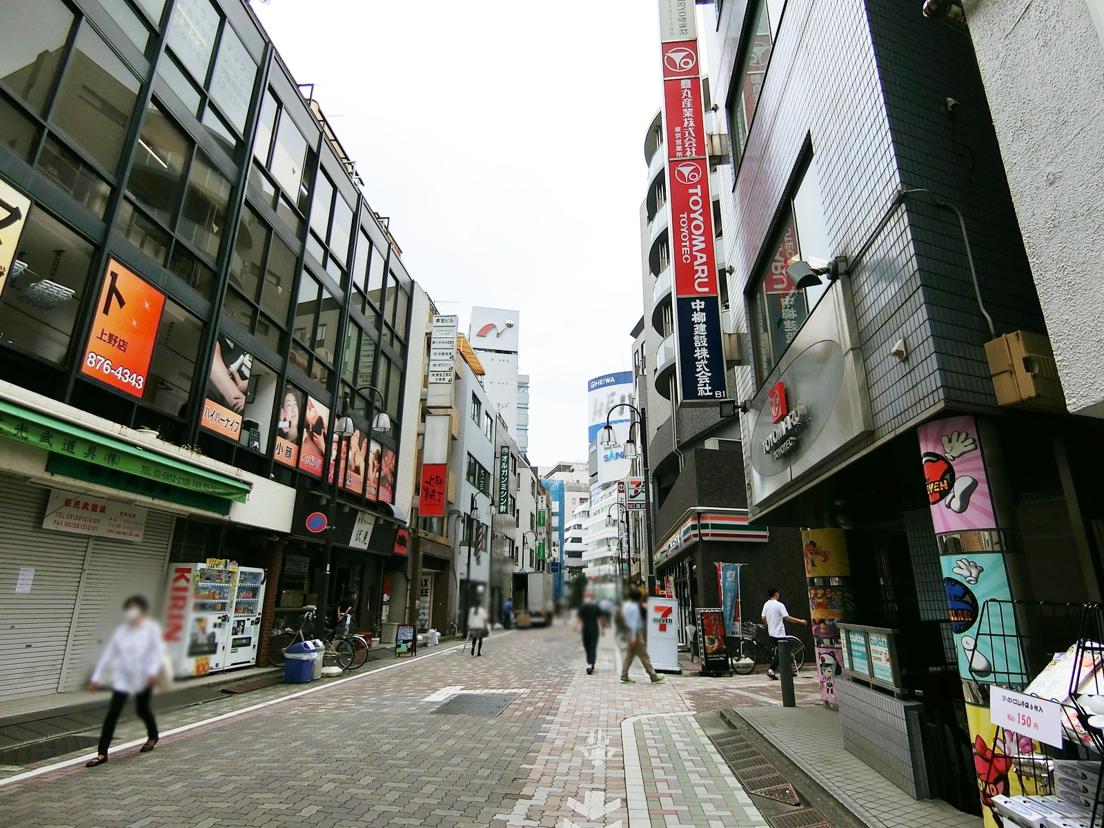 東宝工芸ビル前面の通り