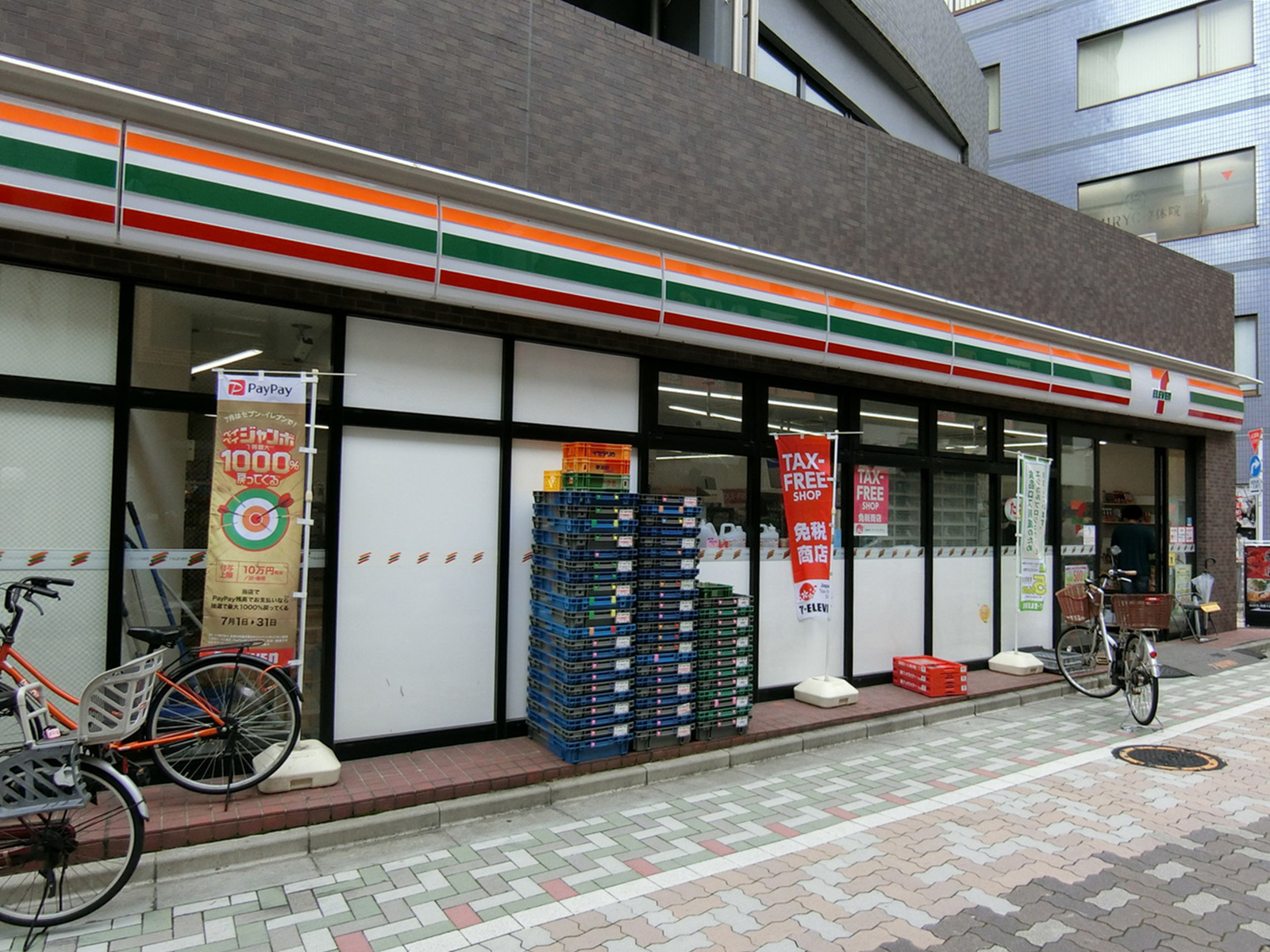 向かいのセブンイレブン