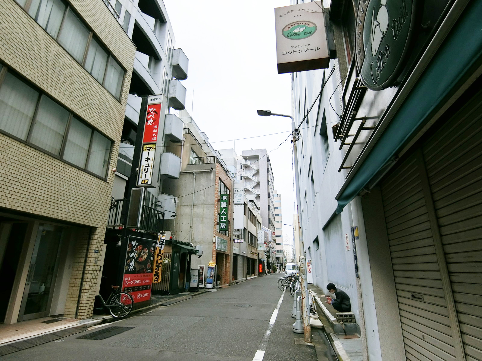 東成ビル前面の通り